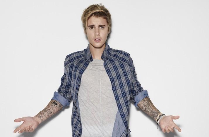 Who is justin bieber dating at the moment