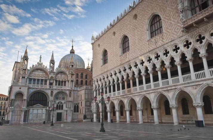Venetian Gothic dinner inside the venetian gothic palace: palazzo ducale: in Venetian Gothic dinner inside the venetian gothic palace: palazzo ducale: in